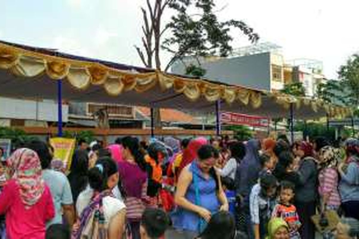 Warga Rusun Tambora, Jakarta Barat, ramai-ramai mengantre di pasar murah untuk membeli paket sembako, Senin (13/6/2016).