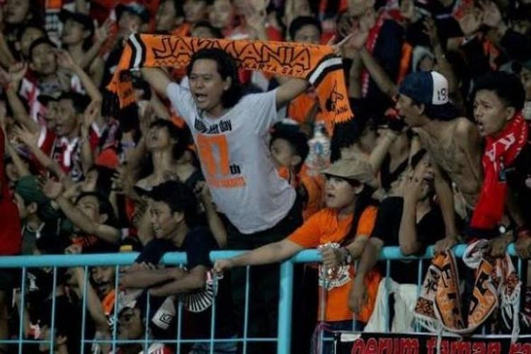 Aksi pendukung Persija, The Jakmania, kala timnya dijamu Arema Cronus di Stadion Kanjuruhan, Kabupaten Malang, pada 28 November 2015.