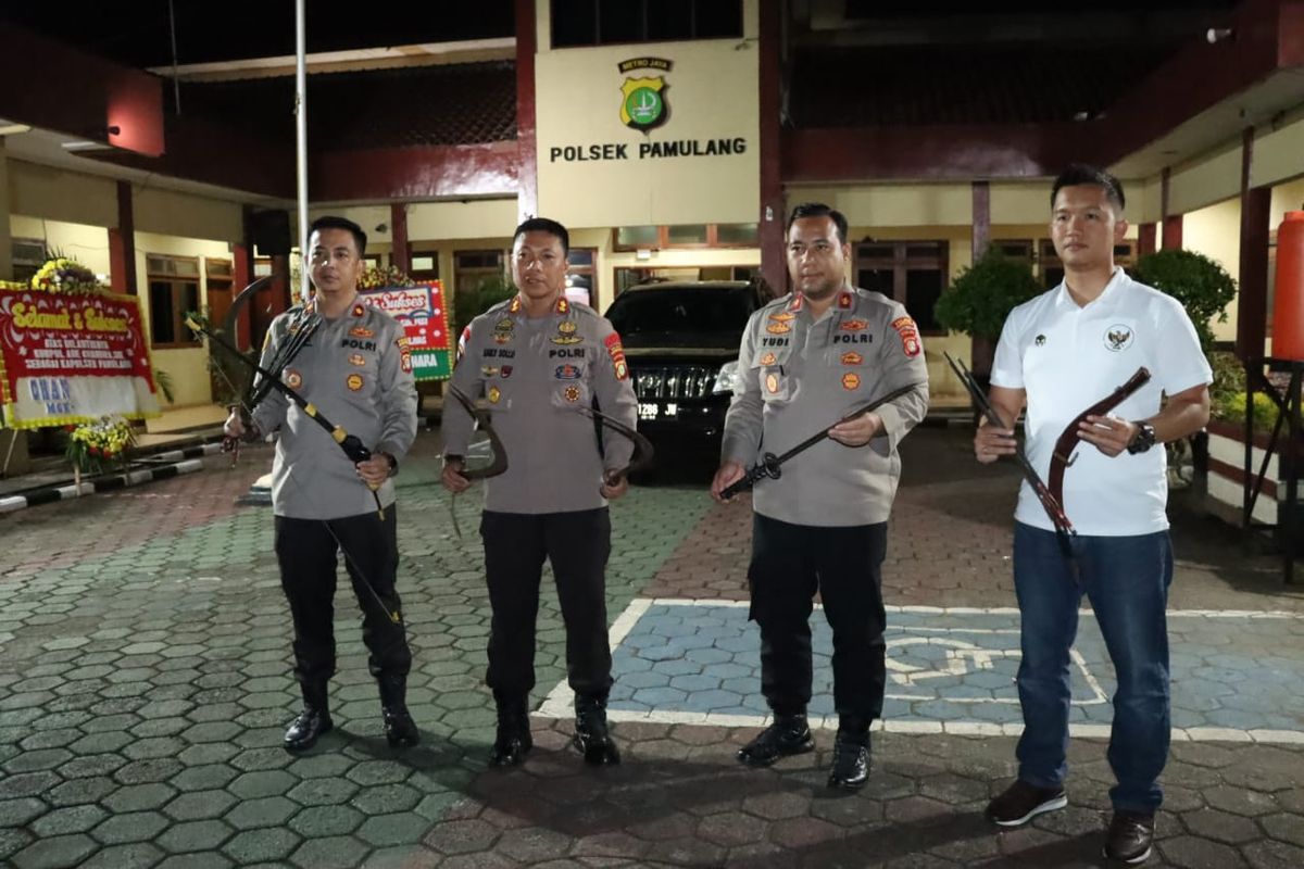 Polisi menyita sejumlah barang bukti senjata tajam dari empat remaja yang diamankan di Jalan Siliwangi, Pamulang, Tangerang Selatan, Minggu (20/11/2022). 