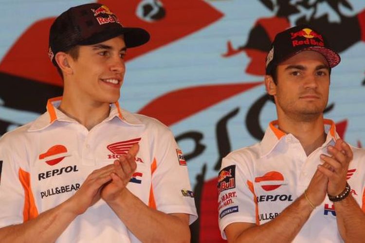 Marc Marquez (kiri) dan Dani Pedrosa menghadiri acara peluncuran Repsol Honda di JI Expo Kemayoran, Jakarta, Jumat (3/2/2017).