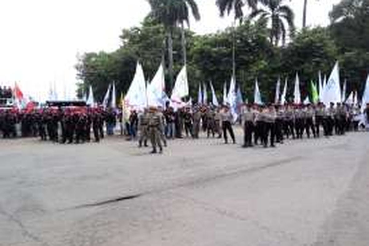 Ribuan buruh mulai memadati kawasan sekitar Bunderan Patung Kuda, Jakarta Pusat pada Sabtu (6/2/2016).