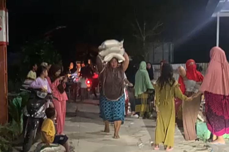 Warga Pulau Kodingareng, Makassar tidak sabaran mengantri pembagian bantuan sosial (Bansos) beras hingga mengambil paksa 'menjarah'. 