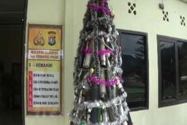 Knalpot bising disulap petugas Polres Mamasa menjadi pohon natal yang cantik dan unik.