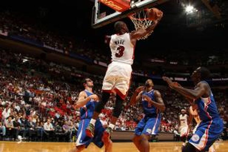 Pebasket Miami Heat, Dwyane Wade (3) melakukan reverse layup, saat timnya menghadapi Los Angeles Clippers di American Airlines Arena, Miami, Kamis (7/11/2013).
