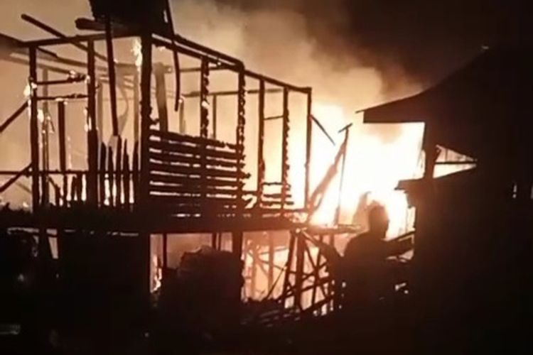 Kebakaran akibat sambaran petir di pedalaman Nunukan, Desa Tukulon, Kecamatan Lumbis Ogong, Sabtu (25/10/2025) malam.