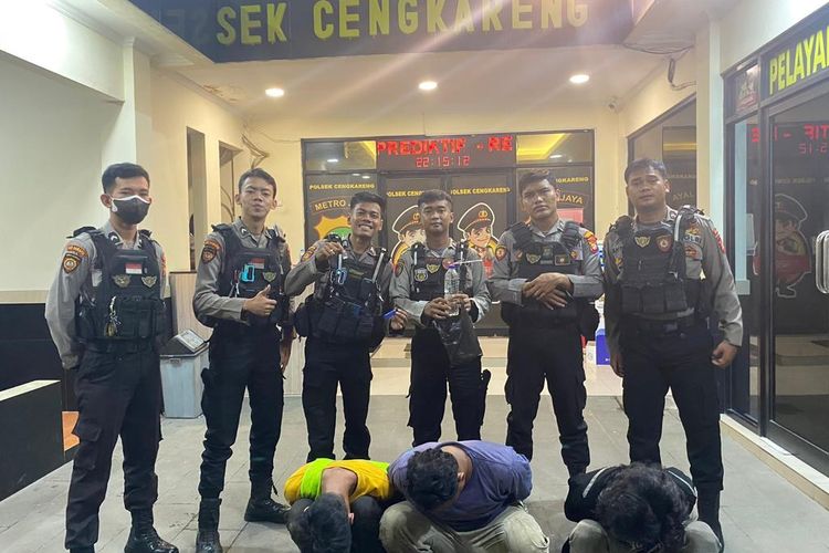 Tim Patroli Perintis Presisi Polres Metro Jakarta Barat berhasil mengamankan tiga orang remaja yang asyik menikmati narkoba jenis sabu, Selasa (27/12/2022) malam. Ketiga pelaku yakni berinisial BS (32), RR (25), WH (29) tertangkap sekitar pukul 22.00 WIB, di bawah Jembatan Gantung Daan Mogot Cengkareng, Jakarta Barat.