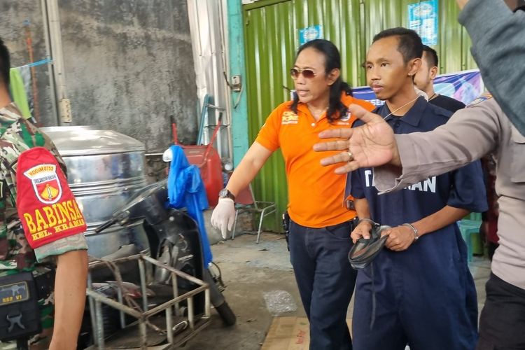Husen melakukan pra rekontruksi pembunuhan si toko bosnya di Jalan Mulawarman, Jumat (12/5/2023).