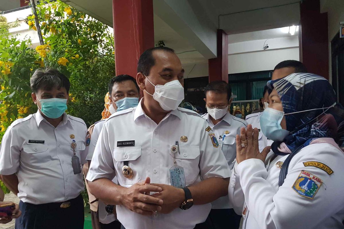 Walikota Jakarta Barat Uus Kuswanto meninjau uji coba sekolah tatap muka di SDN 03 Palmerah, Rabu (7/4/2021).