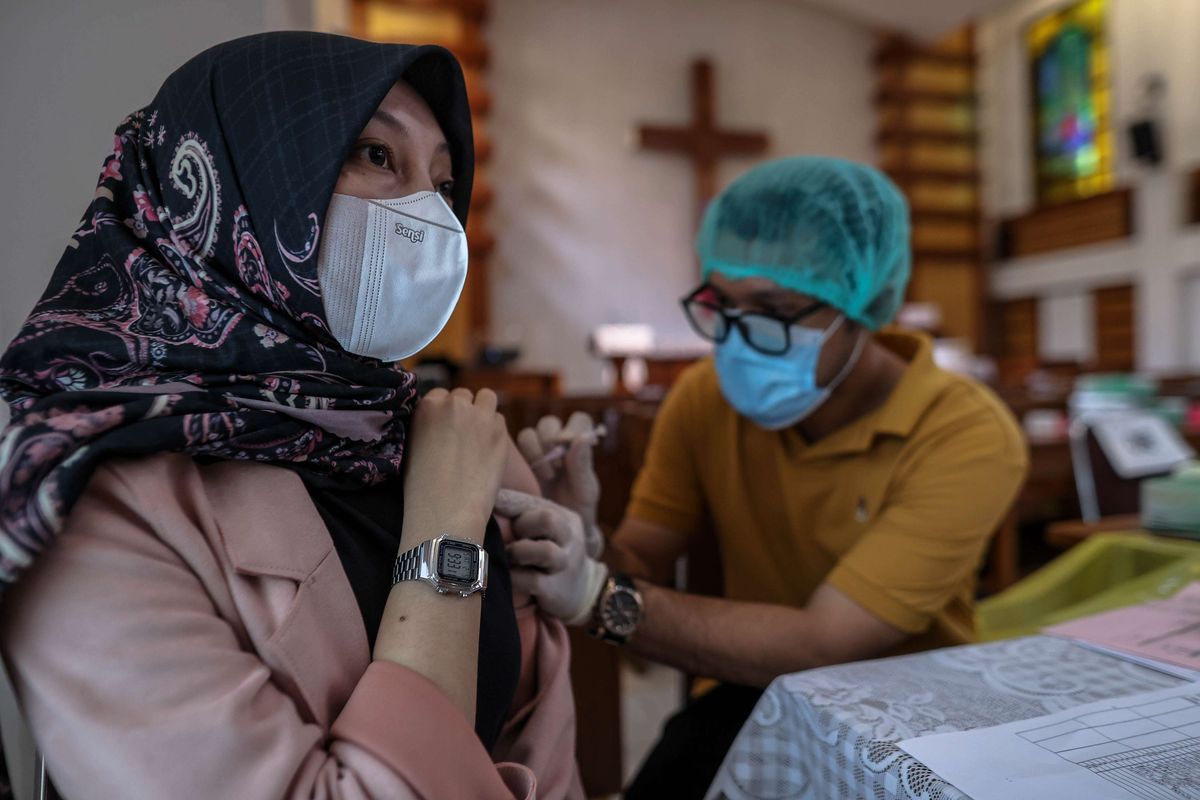 Masyarakat mendapatkan vaksin dosis ketiga atau booster Covid-19 di Gereja Huria Kristen Batak Protestan (HKBP), Menteng, Jakarta Pusat, Sabtu (5/2/2022). Vaksinasi booster berlangsung pada 19 Januari hingga 5 Februari 2022, dan setiap harinya disediakan sebanyak 500 dosis.