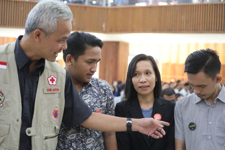 Gubernur Jawa Tengah Ganjar Pranowo melantik 30 mahasiswa Universitas Kristen Satya Wacana (UKSW) Salatiga sebagai agen anti-korupsi, Selasa (29/7/2019).