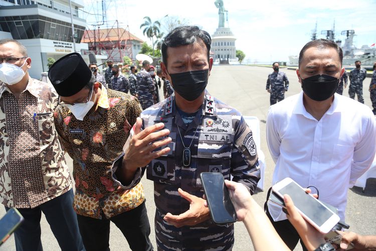 Panglima Komando Armada (Pangkoarmada) II Laksamana Muda TNI Iwan Isnurwanto bersama Wali Kota Surabaya Eri Cahyadi, Bupati Sidoarjo Ahmad Muhdlor Ali dan Kepala Dinkes Bangkalan Sudiyo saat bertemu membahas percepatan vaksinasi di Surabaya, Sidoarjo, Gresik, dan Bangkalan, Kamis (23/9/2021).