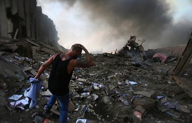 Suasana sesaat setelah terjadinya ledakan di kawasan pelabuhan di Beirut, Ibu Kota Lebanon, Selasa (4/8/2020). Sebanyak 73 orang tewas dan ribuan lainnya dilaporkan terluka dari insiden dua ledakan besar yang mengguncang Beirut tersebut.