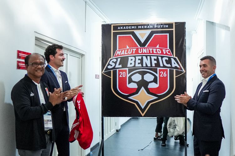 Foto bersama usai peresmian kerja sama Malut United FC dan SL Benfica untuk pembentukan Akademi Merah Putih di Stadion Gelora Kie Raha, Ternate, pada Sabtu (16/5/2026) oleh Dirk Soplanit sebagai Direktur Utama PT Maluku Maju Sejahtera, perusahaan induk Malut United;  Lourenco dos Reis Ferreira (kiri) sebagai Benfica International Business Manager ;dan Davide da Rocha Gomes (kanan), Benfica International Technical Coordinator.