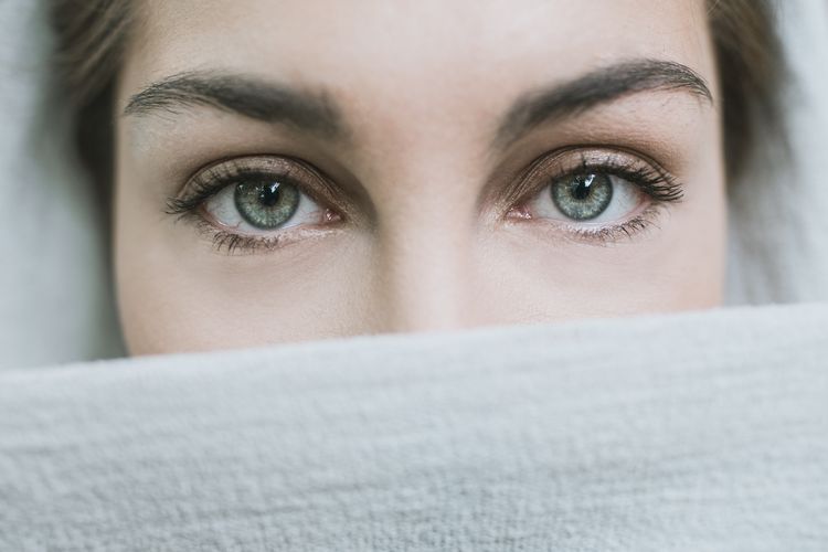 Kolesterol tinggi bisa memunculkan beberapa gejala di sekitar mata.