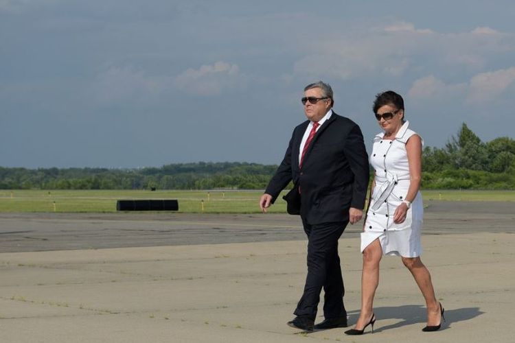 Orangtua Ibu Negara Amerika Serikat Melania Trump, Viktor Knavs (kiri) dan Amalija Knavs (kanan) turun dari Air Force One setibanya di Morristown, New Jersey, AS, pada 30 Juni 2017. (AFP/Mandel Ngan)