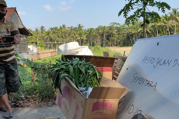 Puskesmas Kokap, Kulon Progo, DI Yogyakarta tracing warga di sebuah RT pada Pedukuhan Tlogolelo, Kalurahan Hargomulyo, Kulon Progo, DI Yogyakarta. Langkah ini dilakukan setelah sembilan orang dinyatakan positif Covid-19.