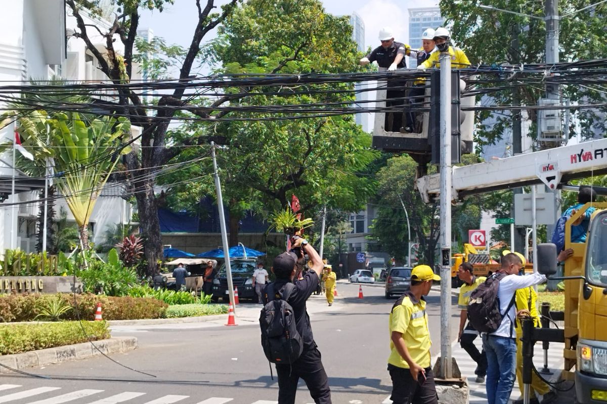 Proses pengguntingan kabel di Jalan Gereja Theresia, Menteng, Jakarta Pusat, Rabu (9/8/2023). (KOMPAS.com/XENA OLIVIA)