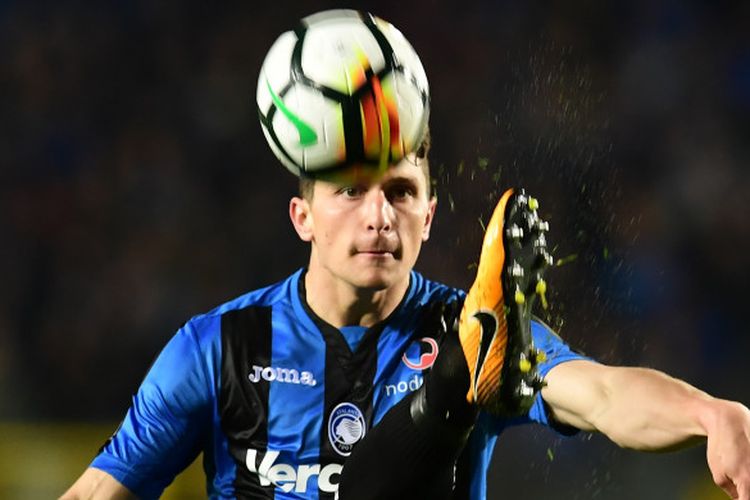 Bek Mattia Caldara saat memperkuat Atalanta di Liga Italia 2017-2018.