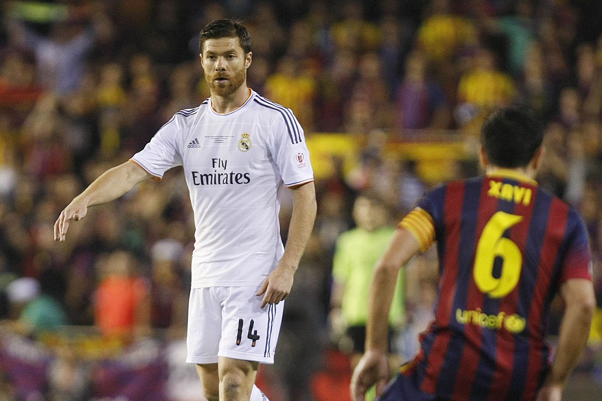 Xabi Alonso (Real Madrid) dan Xavi Hernandez (Barcelona) dalam laga bertajuk El Clasico.
