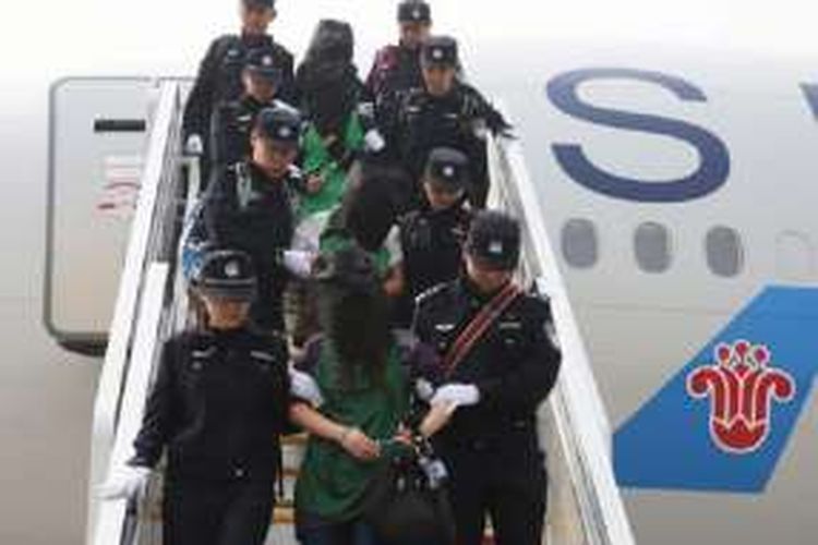 Pesawat yang membawa antara lain 32 warga Taiwan tiba di Beijing, Rabu (13/4/2016), setelah mereka diterbangkan dari Kenya. Kasus ini menimbulkan protes keras dari Taiwan terhadap Kenya.
