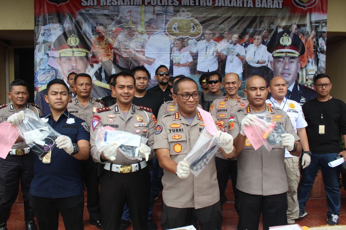 Polres Jakbar menyampaikan keterangan pers soal pria berinisial TS yang beradu argumen dengan polantas, Sabtu (8/2/2020)