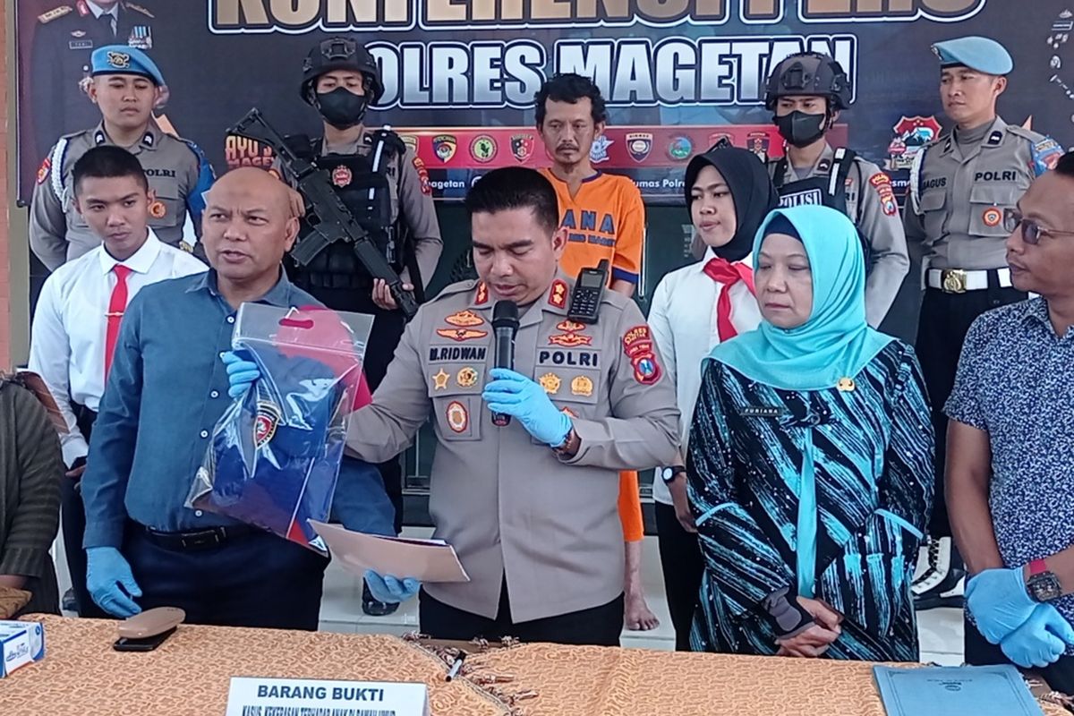 Kapolres Magetan AKBP Muhammad Ridwan. Tak dikirim uang oleh istrinya yang bekerja di Taiwan seorang bapak di Magetan tega menganiaya anak kandungnya yang berusia 9 tahun. Akibat ditendang korban mengalami pendarahan di bagian dalam perutnya.