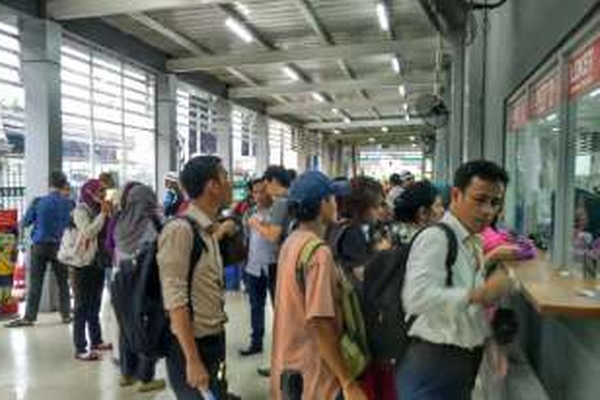 Penumpang yang belum memiliki tiket mengantre untuk mendapatkan tiket menuju Bogor. Akibat kereta anjlok, hanya satu rangkaian kereta relasi Tanah Abang-Bogor yang dapat melintas