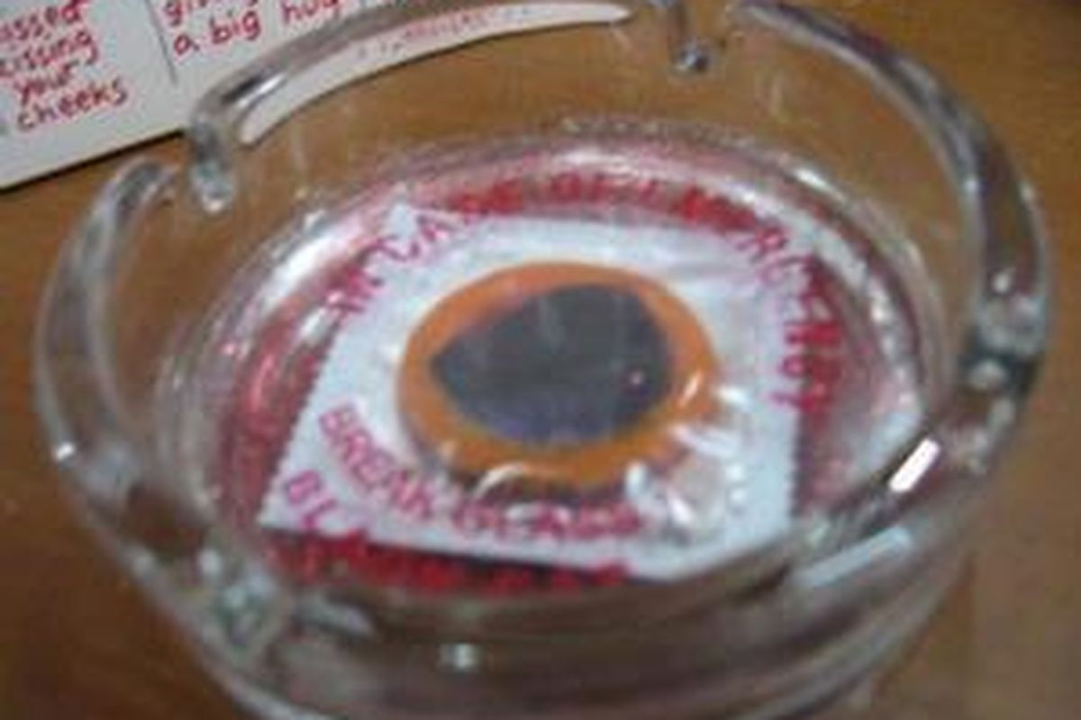 Asbak kondom, alternatif unik untuk kado valentine