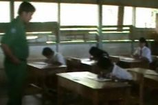 Pak Guru Idrus Menempuh 12 Km Setiap Hari untuk Mengajar di SD Sabura