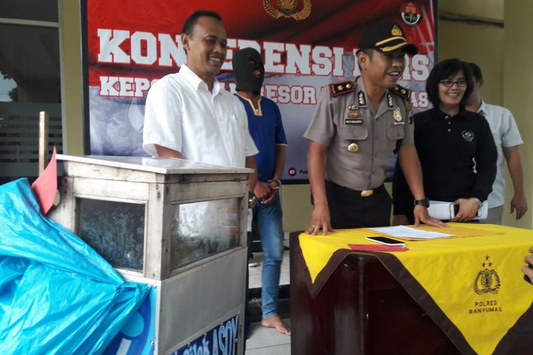 Waka Polres Banyumas, Komisaris Polisi Malpa Malaccopo memberikan keterangan kepada wartawan terkait kasus penjual cilok berkedok video porno di Mapolres Banyumas, Jumat (6/4/20187).