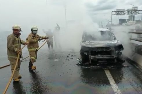 Mobil Ertiga Hangus Terbakar di Jalan Tol Wiyoto Wiyono