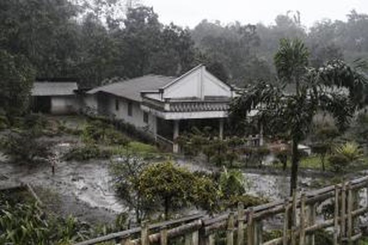 Debu vulkanik erupsi Soputan menutupi tanaman dan pekarangan rumah warga di Noongan, Langowan Barat, Minahasa.