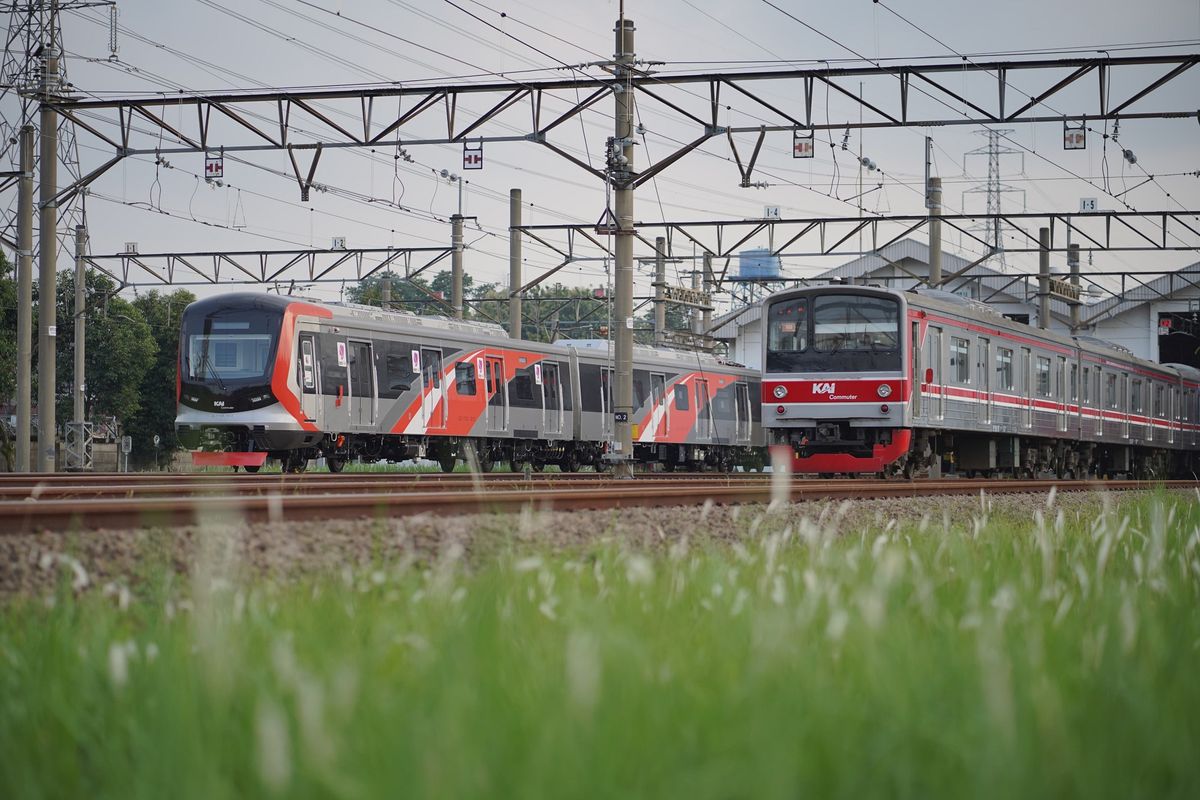 Commuter Line menjadi moda transportasi yang menurunkan polusi dan kemacetan.