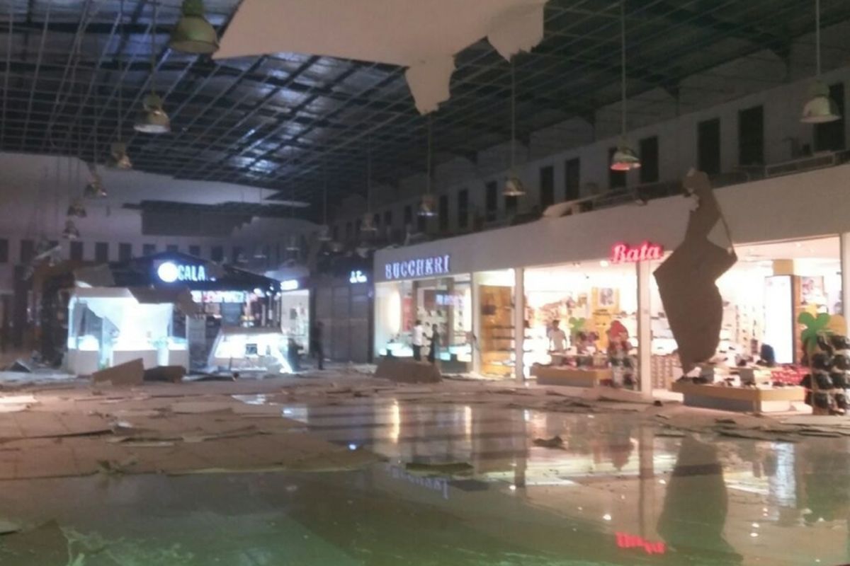 Gempa Ambon yang terjadi sejak Selasa malam (31/10/2017) menyebabkan Maluku City Mall (MCM) mengalami kerusakan. Paflon atap di bangunan dua lantai itu ambruk.