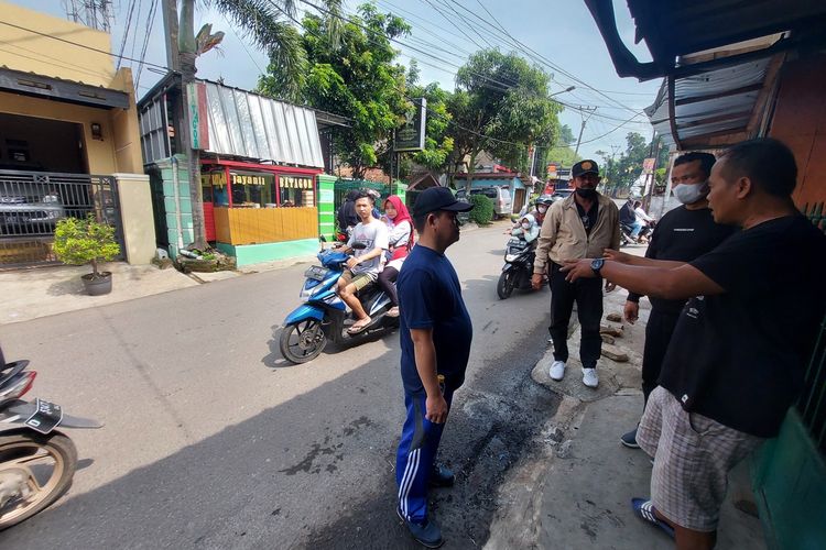 Lokasi pembakaran kendaraan roda dua oleh kelompok motor di Kota Cimahi.