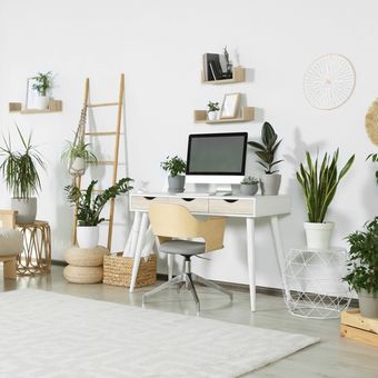 Ilustrasi ruang kerja penuh tanaman hias