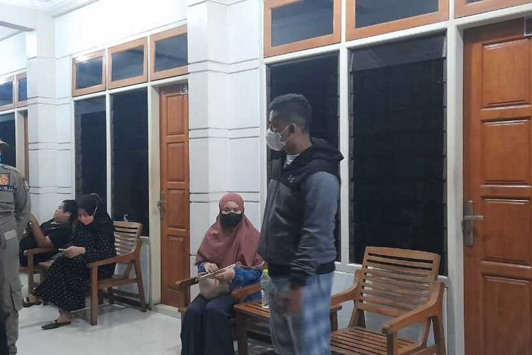 Petugas gabungan Polri, TNI dan Satpol PP Kabupaten Tuban, Jawa Timur, sedang mengiterogasi dua mahasiswi yang kedapatan berduan bersama pria dalam kamar hotel.