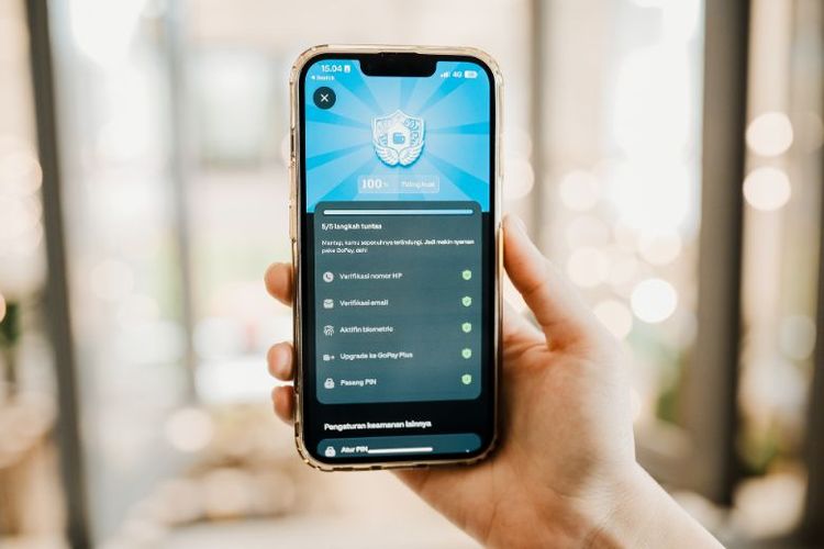 Ikut berantas judi online, GoPay menggunakan sejumlah teknologi. Salah satunya, proses know your customer (KYC). Teknologi ini termasuk veri?kasi muka (facial recognition) yang wajib dilakukan pengguna saat upgrade ke GoPay Plus. 
