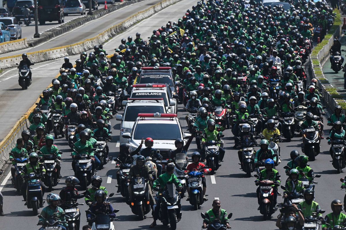 Para pengemudi ojek online (ojol) beriringan mengantarkan ambulans berisi jenazah rekan mereka, Affan Kurniawan menuju pemakaman di Jalan Jenderal Sudirman, Jakarta, Jumat (29/8/2025). Affan Kurniawan yang meninggal akibat terlindas mobil rantis Brimob saat ricuh Aksi 28 Agustus 2025 itu dimakamkan di TPU Karet Bivak, Jakarta Selatan.
