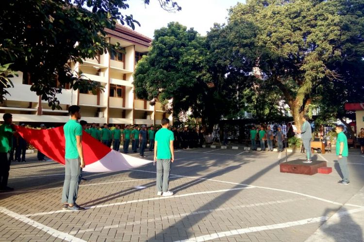 Timnas U-19 Indonesia saat melaksanakan upacara bendera HUT ke-72 RI di halaman Hotel UNY, Kamis (17/8/2017). 