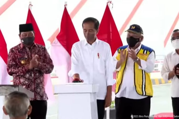 Presiden Joko Widodo saat meresmikan Jembatan Sei Alalak  di Kota Banjarmasin, Kalimantan Selatan (Kalsel), Kamis (21/10/2021).