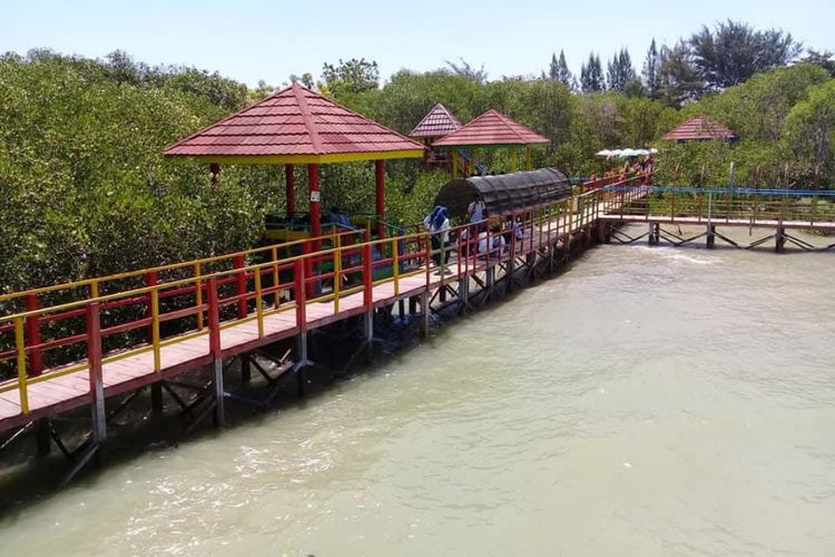 Kondisi jembatan kayu di wisata mangrove Talang Siring Pamekasan sudah banyak yang lapuk sehingga ada pengunjung yang tercebur ke laut saat foto selfie.