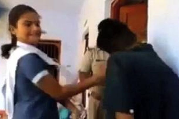 Sanjana, seorang pelajar putri di India, menghajar seorang pria yang membuntuti dan melecehkannya seusai pulang sekolah. Sanjana menghajar pria itu di sebuah kantor polisi di Uttar Pradesh sementara sang polisi hanya menonton aksi Sanjana itu.