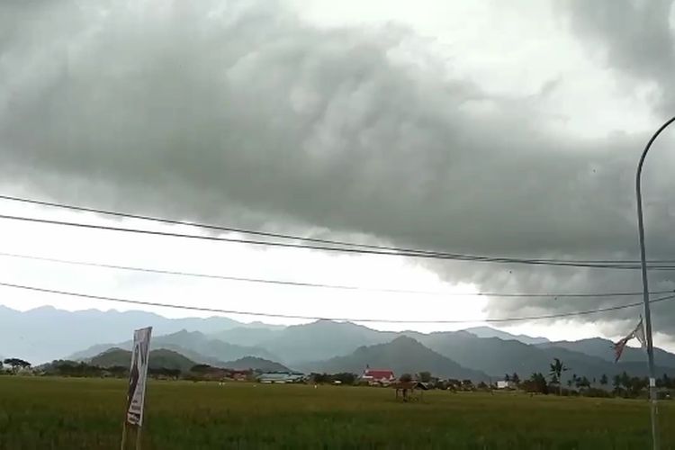 Kemunculan Awan Berbentuk Gelombang Tsunami Hebohkan Warga Polewali