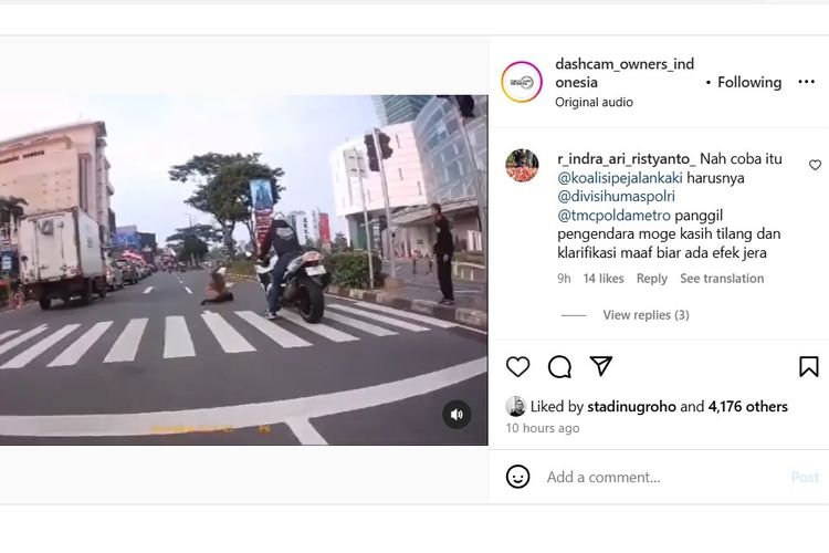 Seorang pejalan kaki yang nyaris tertabrak motor di zebra cross dengan lampu lalu lintas alias pelican crossing.