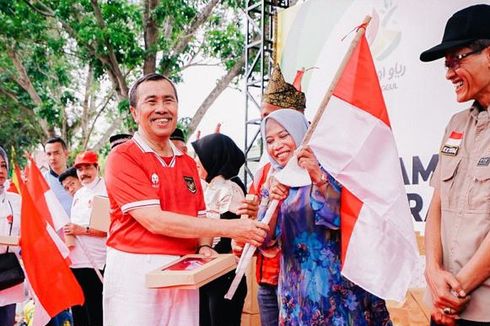 Semarakkan HUT Ke-77 Kemerdekaan RI, Gubernur Syamsuar Bagikan Bendera Merah Putih di Riau