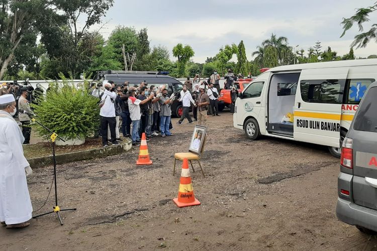 Jenazah Wali Kota Banjarbaru, Nadjmi Adhani tiba di Kompleks Pemakaman Taman Bahagia Banjarbaru, Senin (10/8/2020) pagi. Pemakaman Nadjmi dihadiri ratusan pelayat.