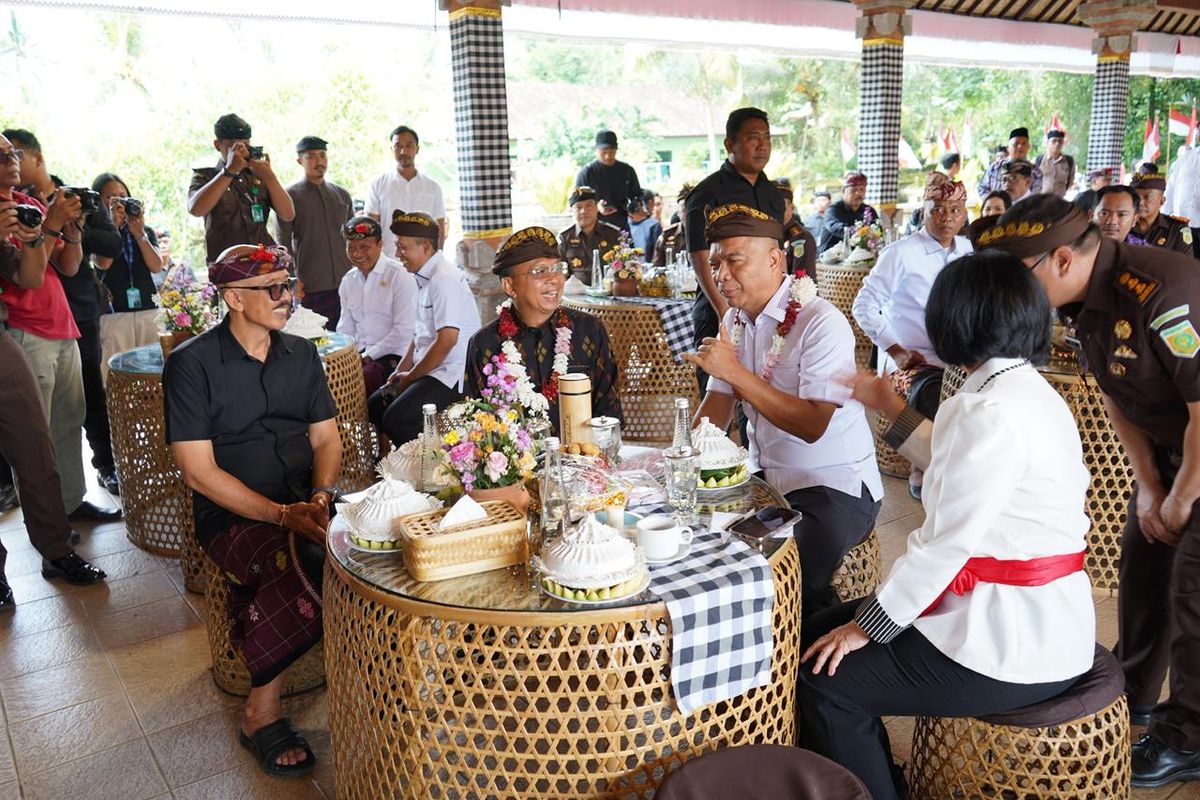 Gubernur Bali I Wayan Koster bersama Jaksa Agung Muda Intelijen (JAM-Intel) Prof. Reda Manthovani dan Kepala Kejaksaan Tinggi Bali Chatarina Muliana Girsang saat menghadiri Bimbingan Teknologi (Bimtek) Optimalisasi Jaksa Garda Desa (Jaga Desa) dan Koperasi Merah Putih dalam mendukung Prioritas Nasional serta Penandatanganan Surat Pernyataan Penyerahan Aset untuk Koperasi Merah Putih di Wantilan Taman Makam Pahlawan, Desa Adat Penglipuran, Kabupaten Bangli, Sabtu (13/12/2025).