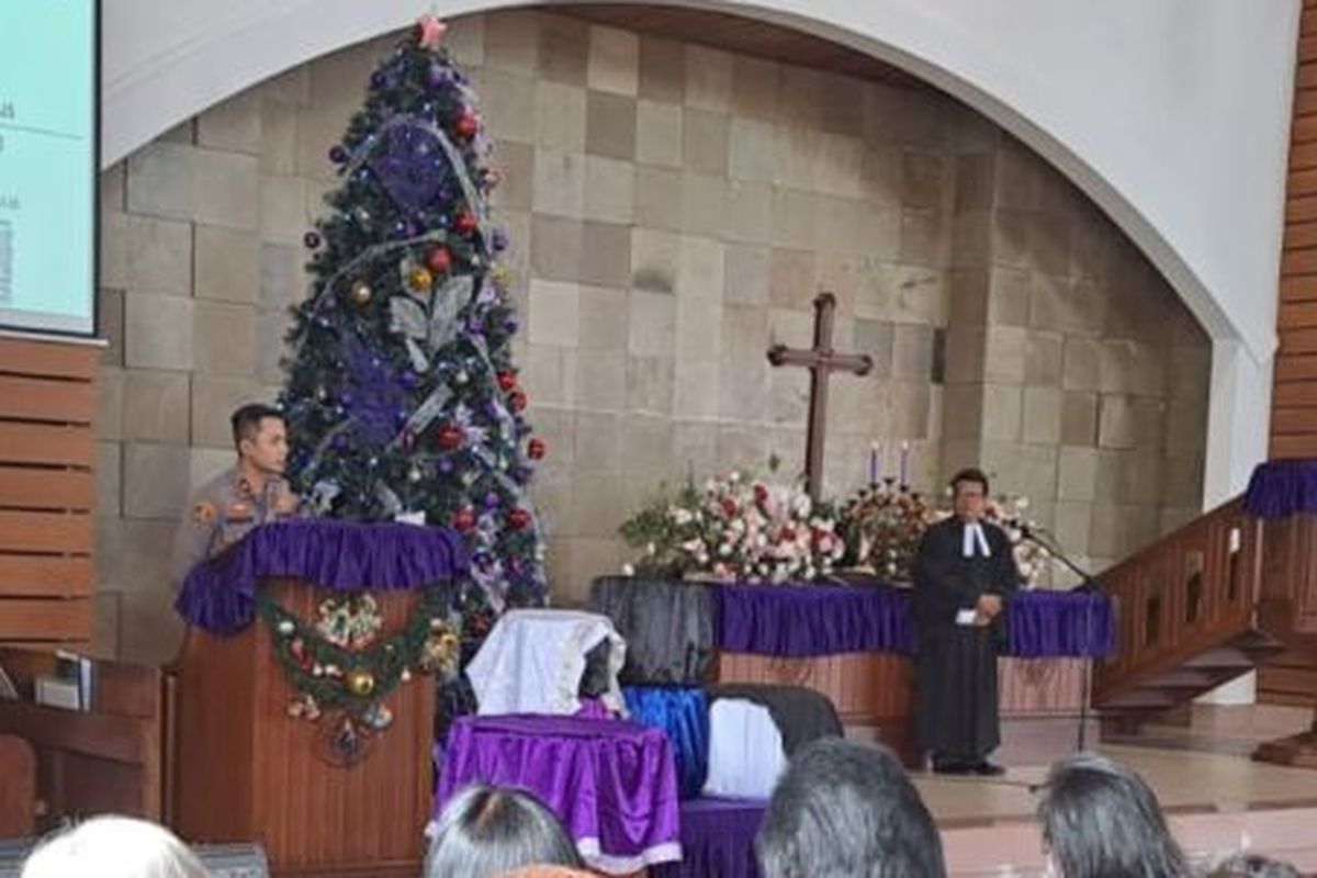 Kapolsek Jagakarsa Kompol Multazam Lisendra mengunjungi dan memberikan sejumlah imbauan kepada pengurus, serta jemaah Gereja Huria Kristen Batak Protestan (HKBP) Poltangan saat menjelang Natal dan Tahun Baru di Jagakarsa, Jakarta Selatan, Minggu (4/12/2022). 