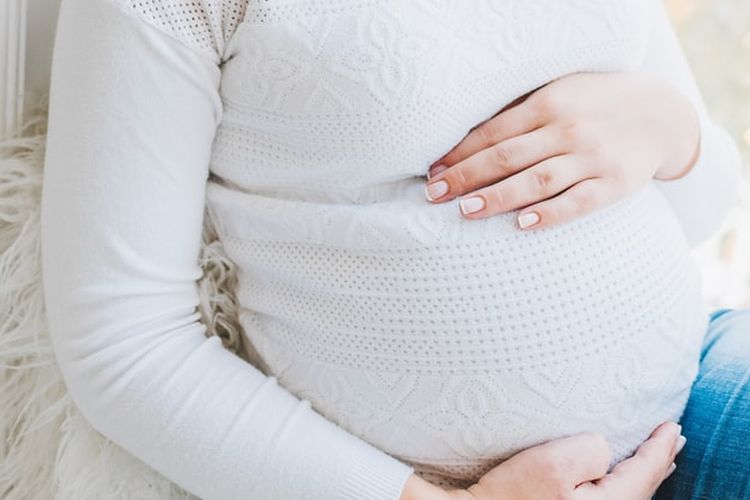 Cara menjaga kesehatan kehamilan di usia 35 tahun ke atas, meliputi mendapatkan perawatan prenatal secara teratur.